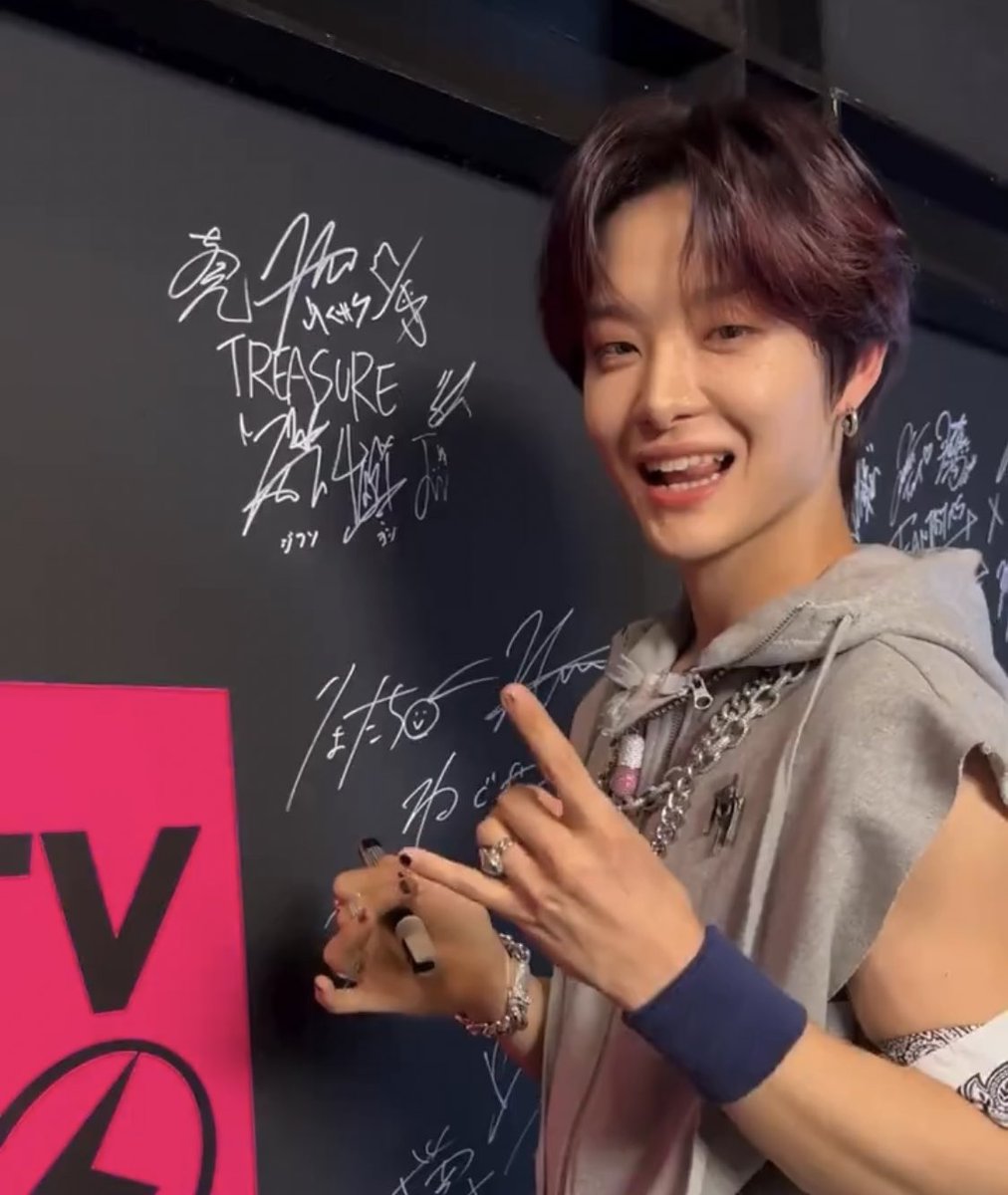 jihoonfilter_'s tweet photo. JIHOON LOOKS SO DAMN FINE https://t.co/qxvth3IV4d