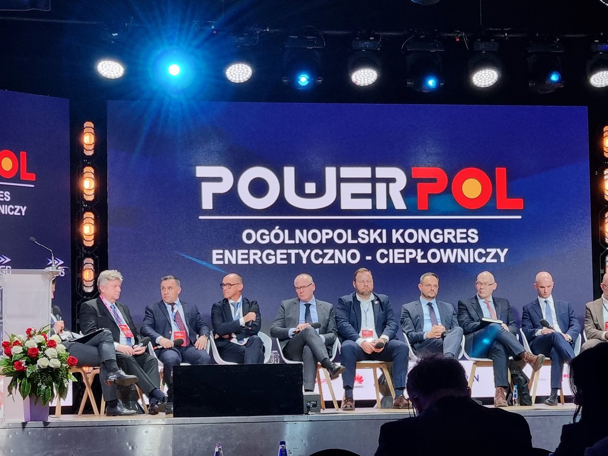 AgaPawelska's tweet image. &quot;Jako przedstawiciel polskiej firmy, cieszę się, że wiele razy z tej sceny padł postulat dywersyfikacji. Dzięki temu możliwe jest prowadzenie biznesu w tym obszarze na polskim rynku&quot; - @rob_brzozowski, COO @unimot_sa podczas #PowerPol