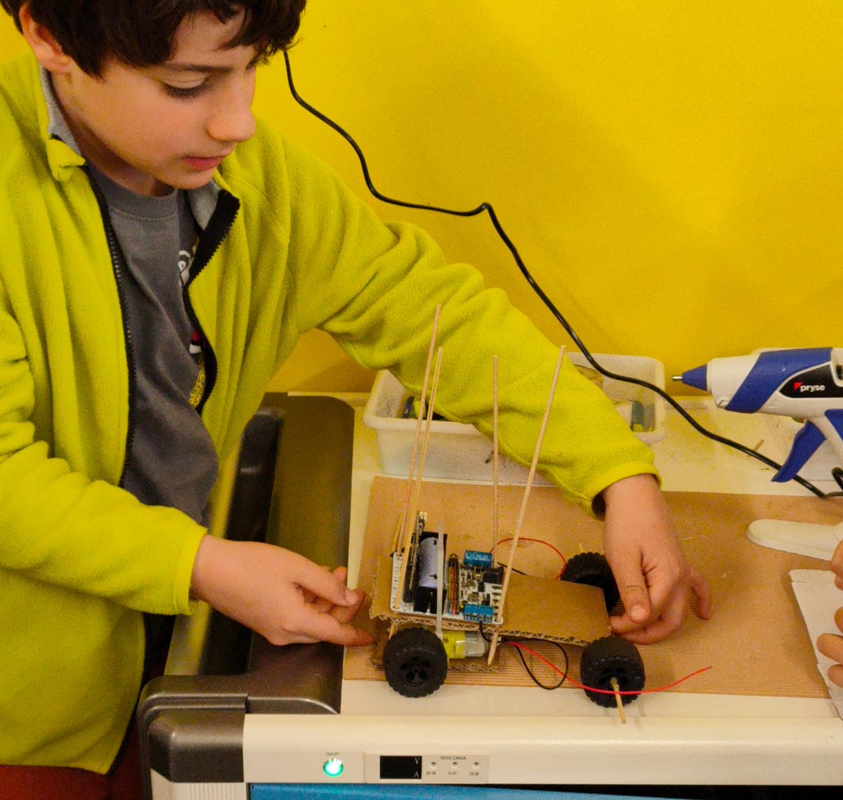 EscolaElsPins's tweet image. L&apos;alumnat de #4PRI crea prototips de cotxes elèctrics  Adapten #microshield i motors al  xassís que han dissenyat 
Després caldrà integrar la @microbit_edu i programar els servos.
#CiutatSostenible
#EstimemCastelldefels
#IntegremLesTac
#Aprendrefent
#AprenentatgeAmbSentit