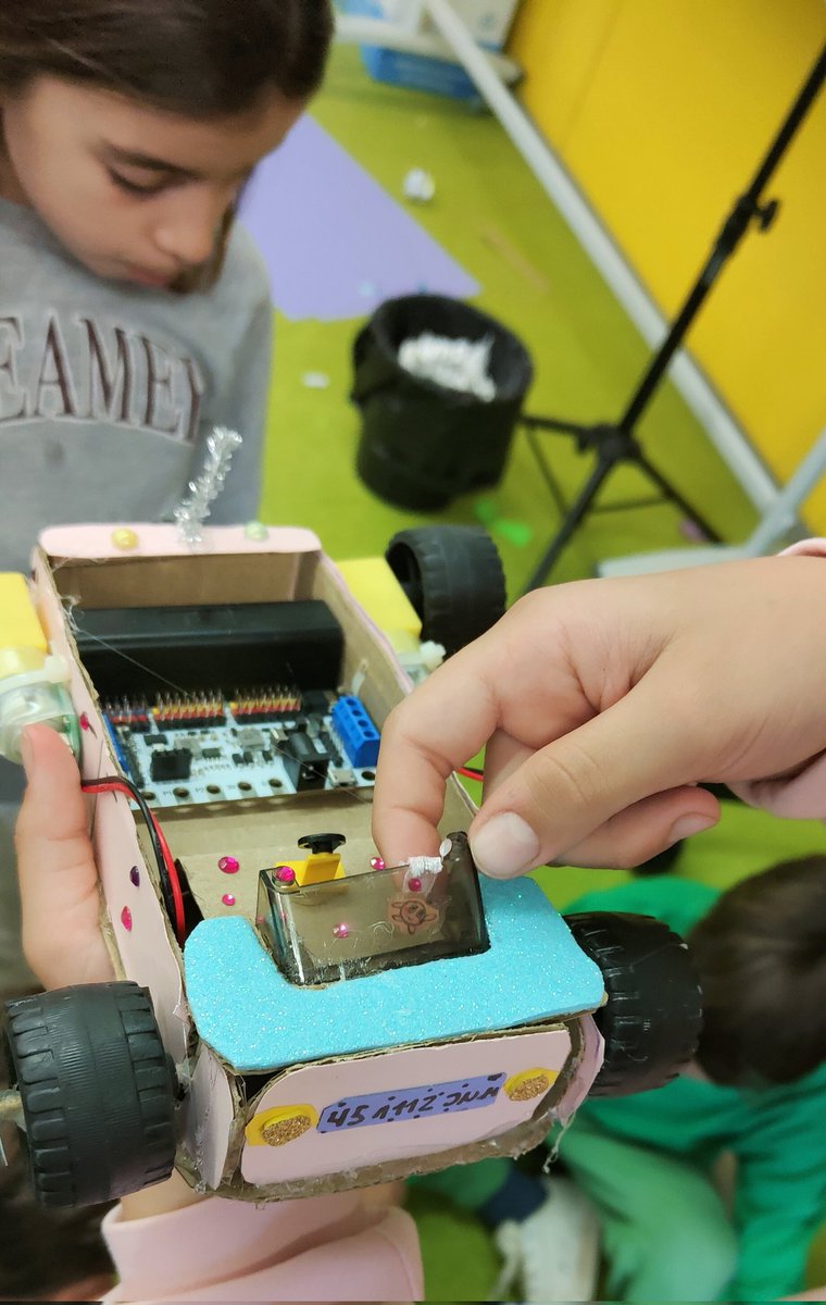 EscolaElsPins's tweet image. L&apos;alumnat de #4PRI crea prototips de cotxes elèctrics  Adapten #microshield i motors al  xassís que han dissenyat 
Després caldrà integrar la @microbit_edu i programar els servos.
#CiutatSostenible
#EstimemCastelldefels
#IntegremLesTac
#Aprendrefent
#AprenentatgeAmbSentit