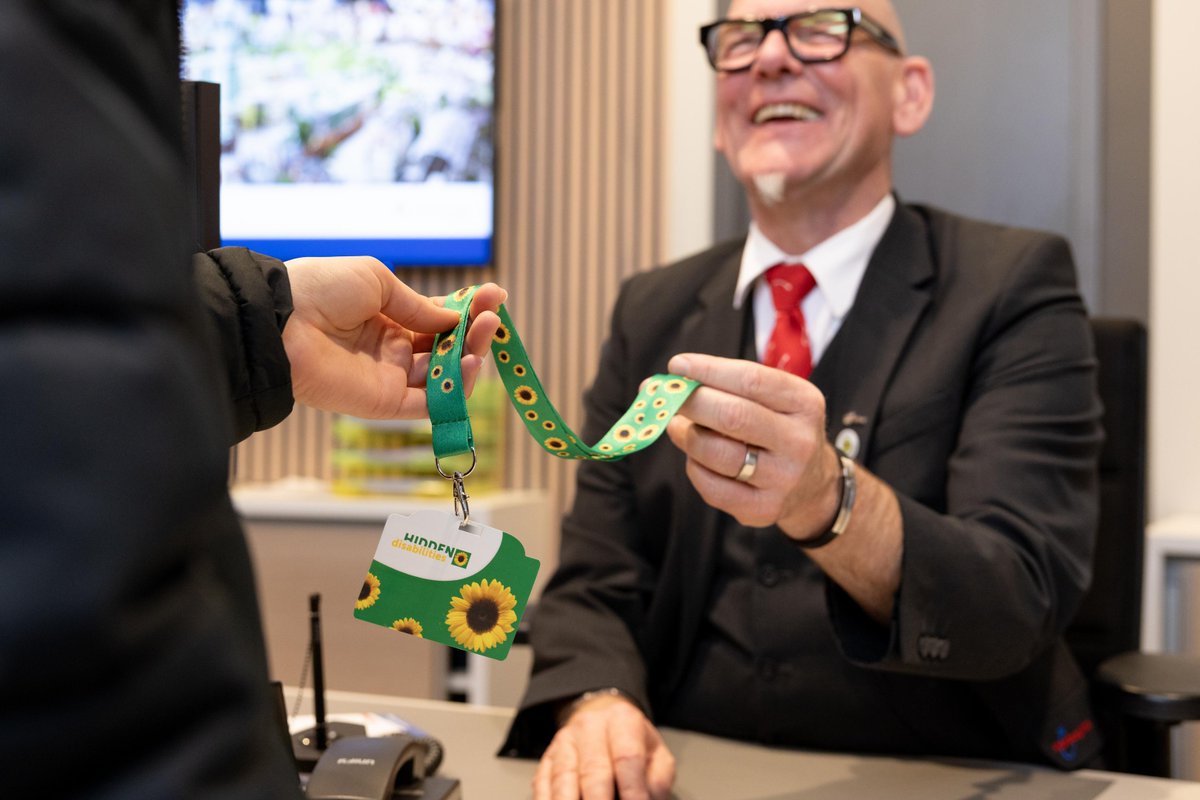 HAM_Presse's tweet photo. Hamburg Airport führt heute die Sonnenblume als international anerkanntes Symbol für nicht sichtbare Beeinträchtigungen ein 🌻 Betroffene sollen dadurch mehr Verständnis und Geduld ihrer Mitmenschen erfahren 👉 https://t.co/jZsPM92Jmx https://t.co/NnNRItq7wF