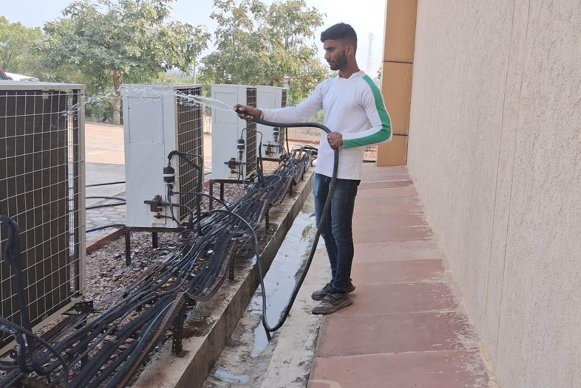 As part of #SwachhtaPakhwada, Officials of #STPI #Gwalior centre carried out cleaning of outdoor unit of Air Conditioner #STPIINDIA #SwachhBharatMission #SwachhataHiSeva #SwachhBharat @arvindtw @DeveshTyagii @purnmoon @varma_ravii