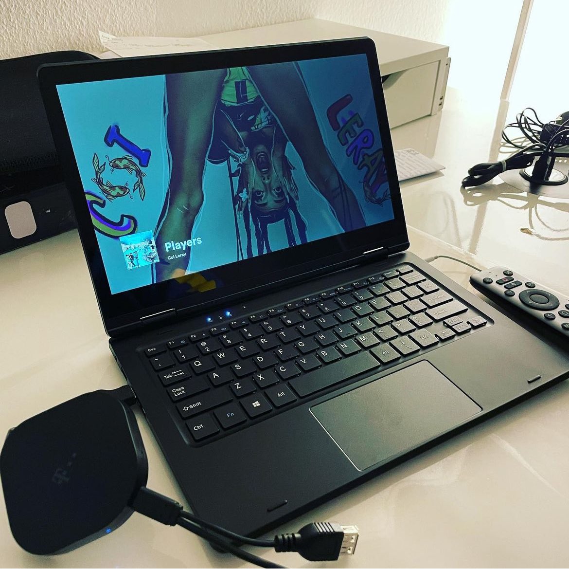 iPadBlog's tweet photo. Technik am Rosenmontag. Mit den alten Apple In-Ear-Kopfhörer höre ich Player auf Spotify, welches durch einen Magenta TV Stick in einem HDMI Adapter am @UPerfectMonitor  angeschlossen ist. Der TV-Stick holt sich aber nicht den Strom aus dem Gerät (reicht nicht), sondern… https://t.co/BxAhIy9kJu