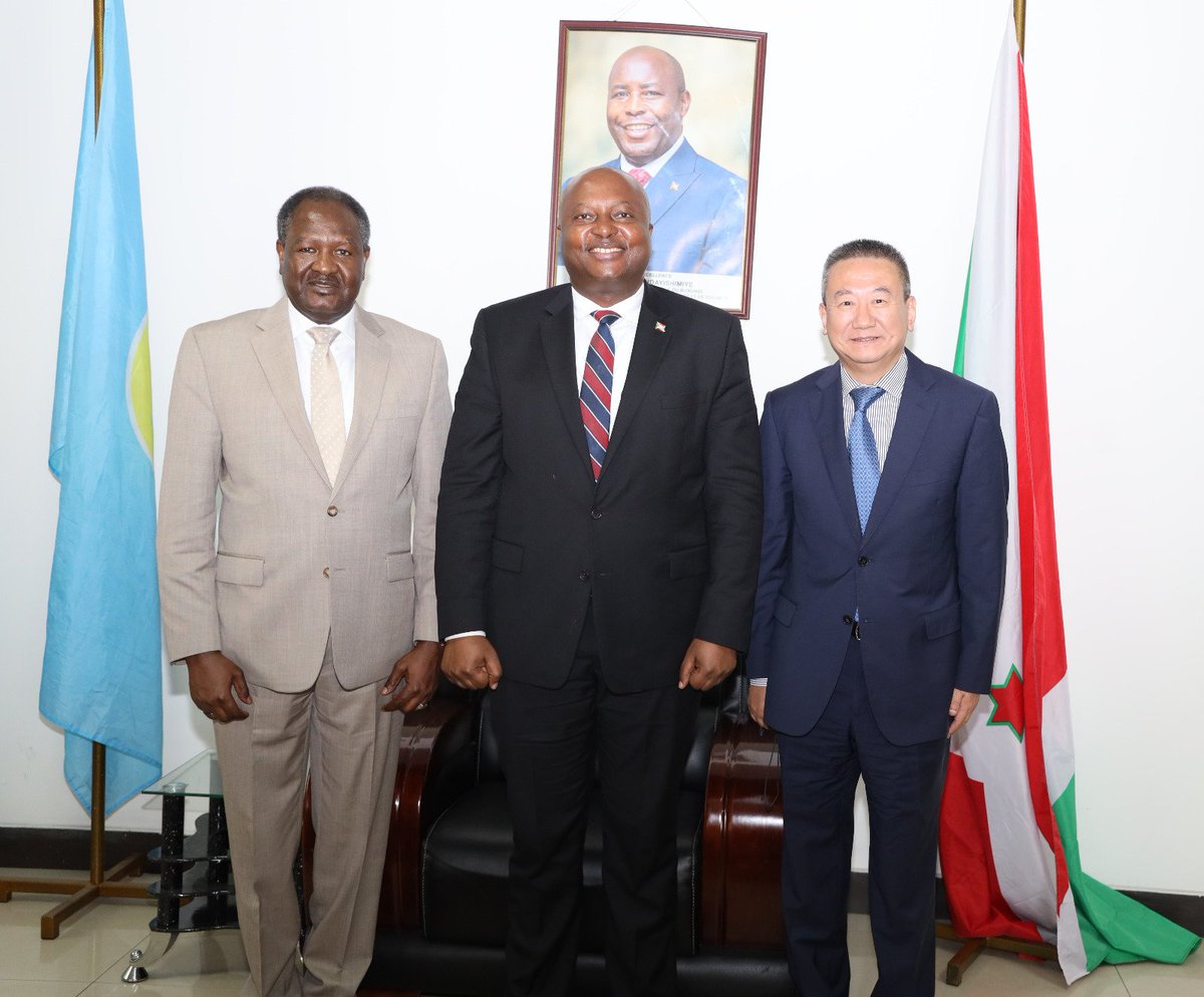 Ce 12-2-2024, le Ministre @MAEBurundi  S.E Amb. @AShingiro a reçu en audience M. Abdou Abarry, Envoyé Spécial du Secrétaire Général de l'#ONU pour l' Afrique Centrale et Chef du Bureau de l'#UNOCA & M. Huang Xia,Envoyé Spécial du Secrétaire Général pour la région des Grands-Lacs.