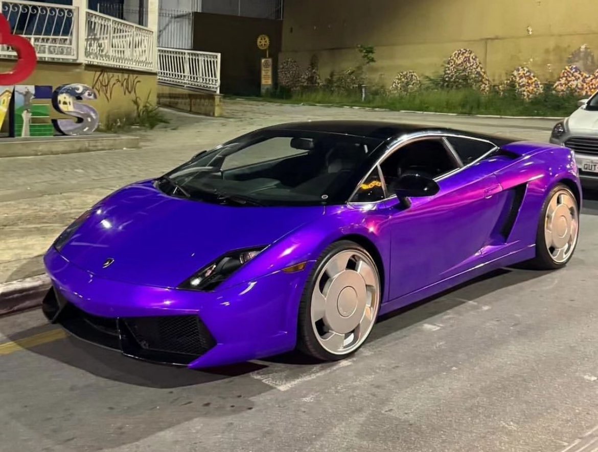 Alguém devia prender esse cara