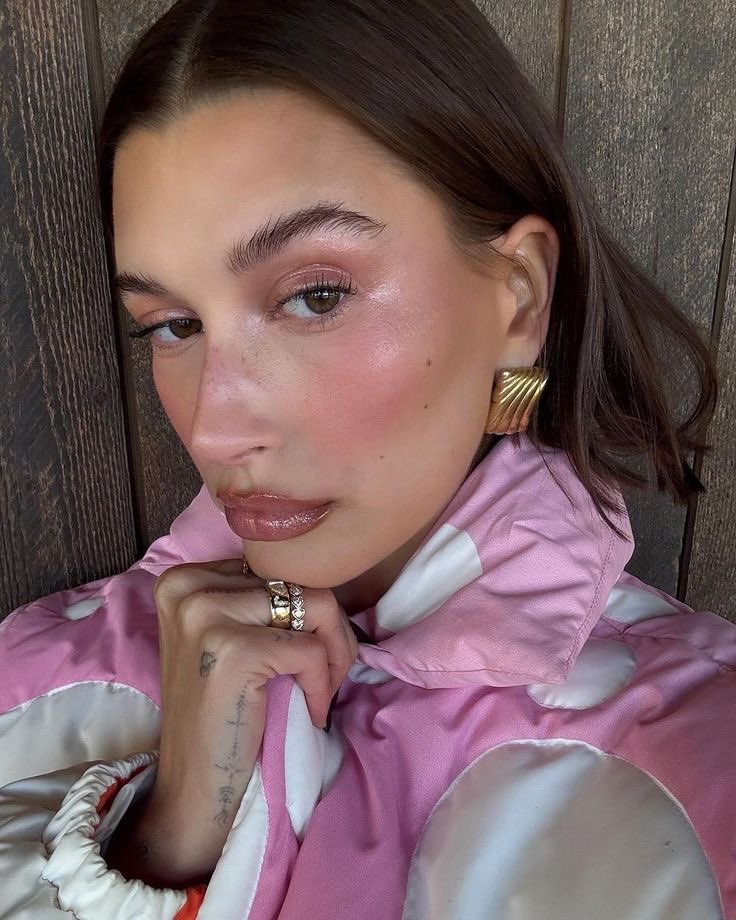 acnebutbetter's tweet photo. Recreate sugar plum look ala Hailey bieber yang ini! Very easy peazyy beginner friendly, cocok nih buat valentines 🌹🤭
(Tapi kayaknya kaga mirip yak 😭🫵)
#makeuptutorial #recreatemakeuplook
#makeupbeginner https://t.co/da57rBtamu