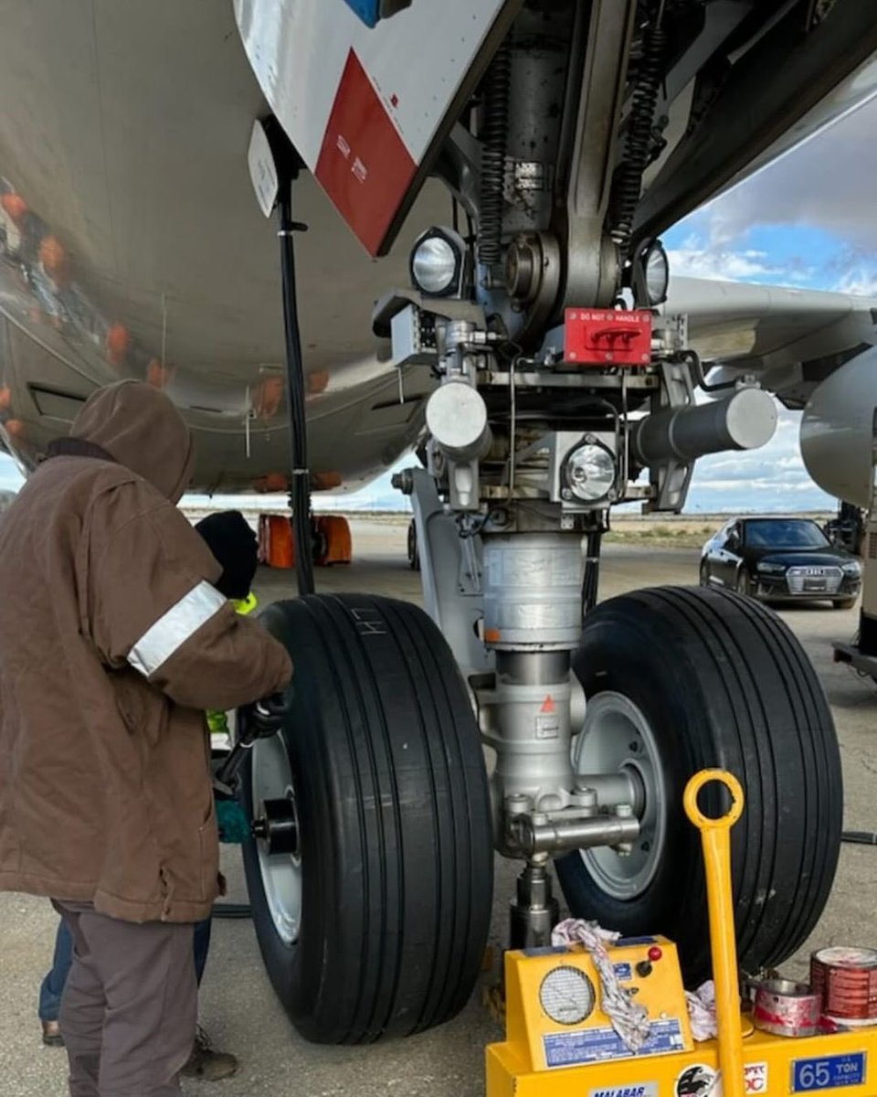 globalairlines's tweet photo. We are fitting 22 brand new tyres! 
Did you know that the A380 relies on 22 robust tyres, each weighing 120kgs. Every one of these cushion a staggering weight of 560 tons during takeoff, ensuring smooth travels for the king of the skies!
#GlobalAirlines #A380 #BestWaytoFly https://t.co/6nxOv0UCm9