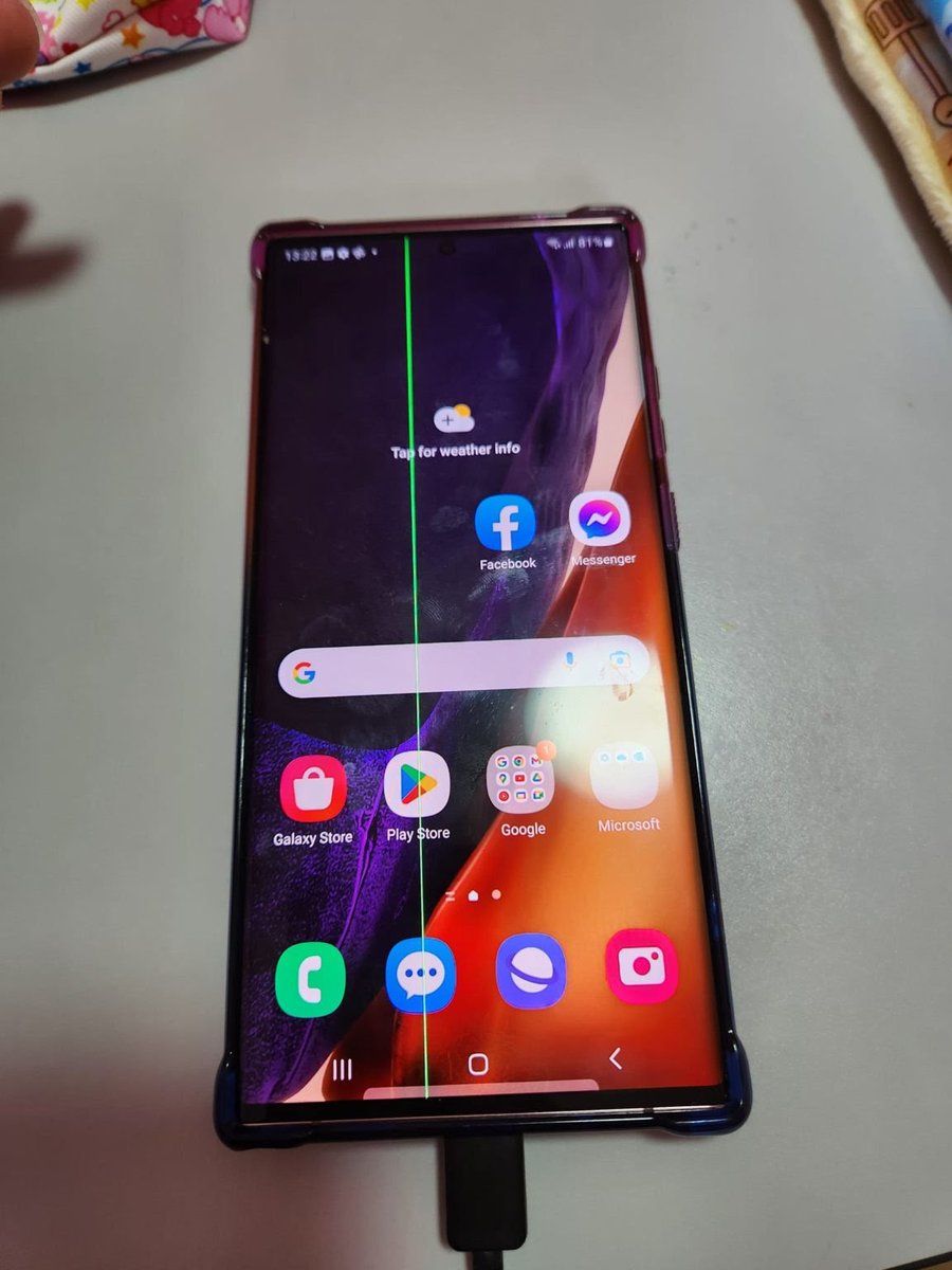 sondesix's tweet photo. Dear fanboys...

If you can't ignore Apple for using a 60 Hz display on the $900 phone, you also shouldn't ignore the fact that Samsung phones are prone to green/pink line issues.

Not comparable, but one thing that they have in common is that both of them are classified as "problems."