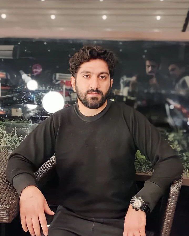 رضا رسایی؛ ۳۴ ساله، اهل کرمانشاه بدون مدرک و با تناقضات پرونده متهم به قتل نادر بیرامی، رئیس اداره اطلاعات شهرستان صحنه است.
حکم اعدام #رضا_رسایی در دیوان عالی تایید شده و جان جوانش در خطر است.
صدای پسر ایران باشیم.