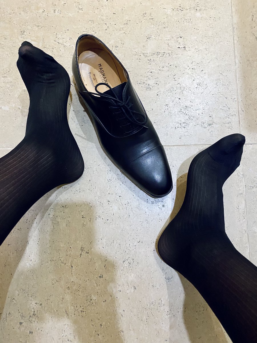 汗脚穿了一天皮鞋丝袜，屋里的臭味散不掉