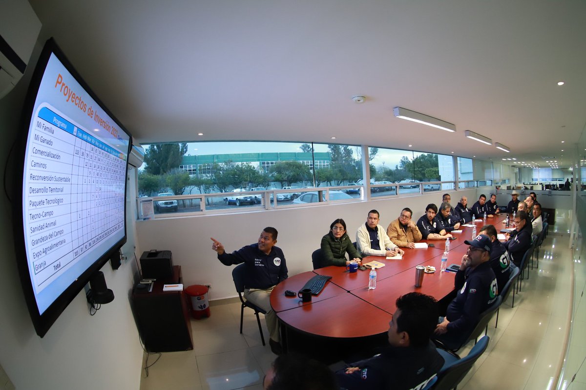 campogobgente's tweet photo. Nuestro Secretario @Paulo_Banuelos, encabezó la reunión directiva para revisar los programas de apoyo junto a los Subsecretarios y Directores de Áreas de la #SDAyR, con el objetivo de seguir fortaleciendo el campo de Guanajuato.
#nuestragrandezaestáencampo https://t.co/R1X74LBU92