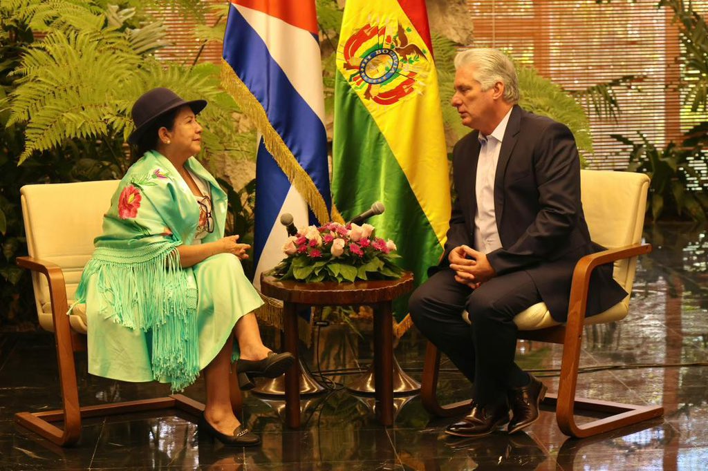 Sentido encuentro tuvimos hoy con la canciller del Estado Plurinacional de #Bolivia, Celinda Sosa. 

Con la hermandad que une a nuestros pueblos, hablamos de lo hecho pero también de cuánto más podemos hacer. 

Le agradecí el amor y la solidaridad inquebrantable de Bolivia.