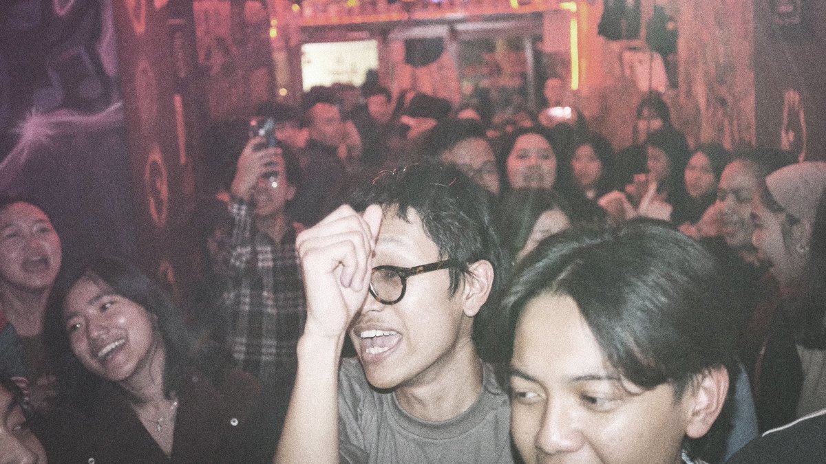 nrwn___'s tweet photo. Sebenernya, gue udah lama banget pengen foto konser. Karena belom sempet nonton konser, udah aja gue fotoin mereka yang asyik sing along. Toh, vibes nya sama, kan? https://t.co/yu7SWUvZtn