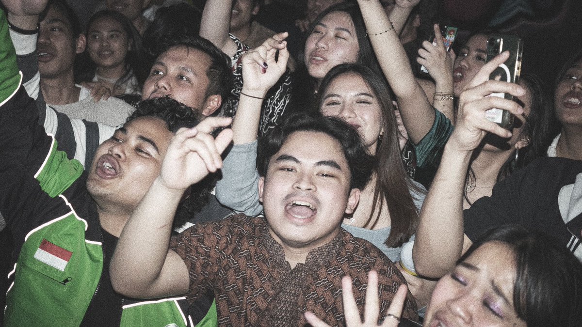 nrwn___'s tweet photo. Sebenernya, gue udah lama banget pengen foto konser. Karena belom sempet nonton konser, udah aja gue fotoin mereka yang asyik sing along. Toh, vibes nya sama, kan? https://t.co/yu7SWUvZtn