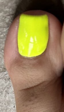 SymmetryFeet's tweet photo. Neon pedicured Latina toes: @LATINASOLEZ_ #prettytoes #latinatoes #latinafeet #neontoes https://t.co/FCv4FRn4u2