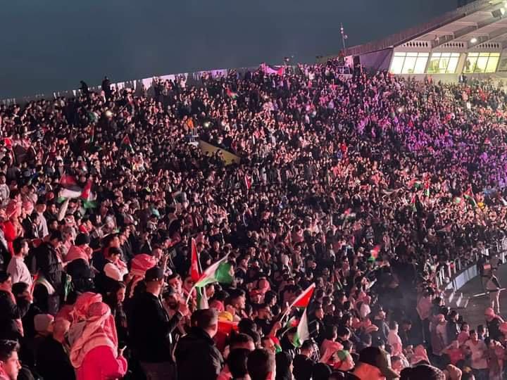 هذا ليس مجرد احتفال بمنتخب #النشامى هذه رسالة يوجهها الاردنيون للعالم بأننا على قلب واحد  في حب #الأردن نذود عنه بالأرواح والمهج ولا يستطيع أن يخترقنا ويفرقنا أحد...مبارك للنشامى الأبطال رفعتم رؤوسنا وشرفتم وطنكم... كل الدعم 
#مساء__الخير