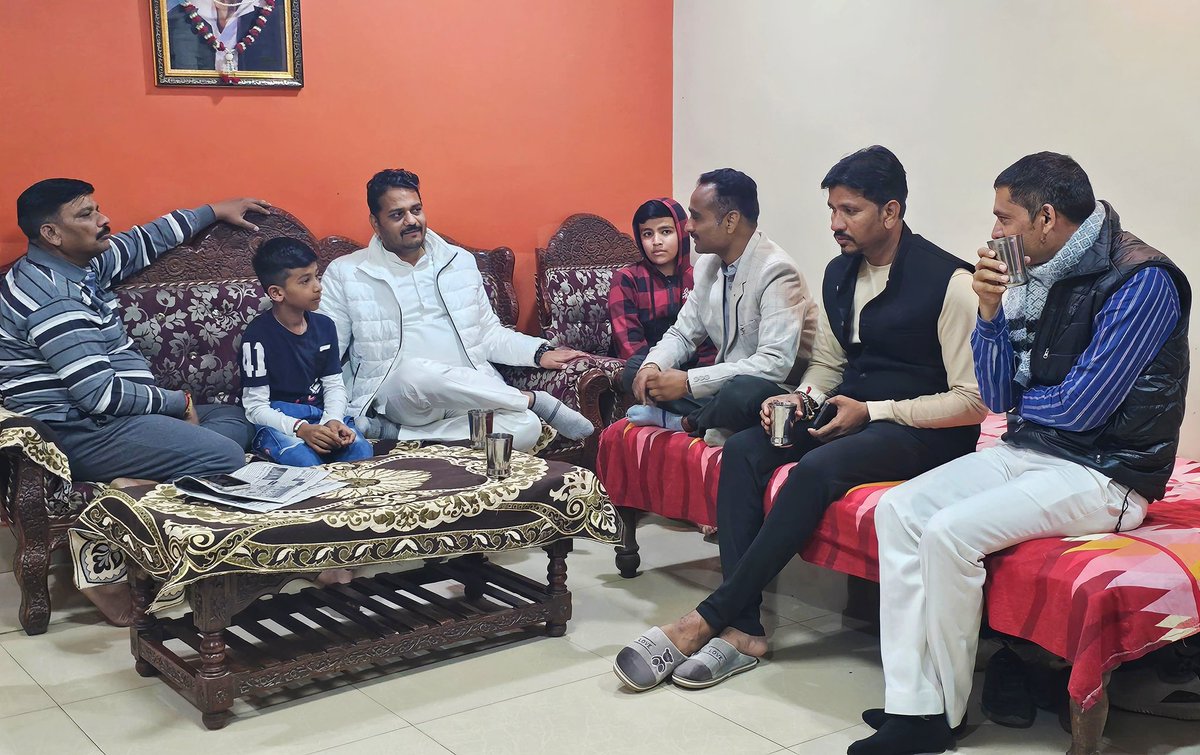 vaibhavpawarmp's tweet photo. आज सिवनी में पूर्व नगर पालिका अध्यक्ष श्री राजेश त्रिवेदी जी के निवास स्थान पहुंचकर सौजन्य भेंट की। https://t.co/Pe0X1ZZyoE