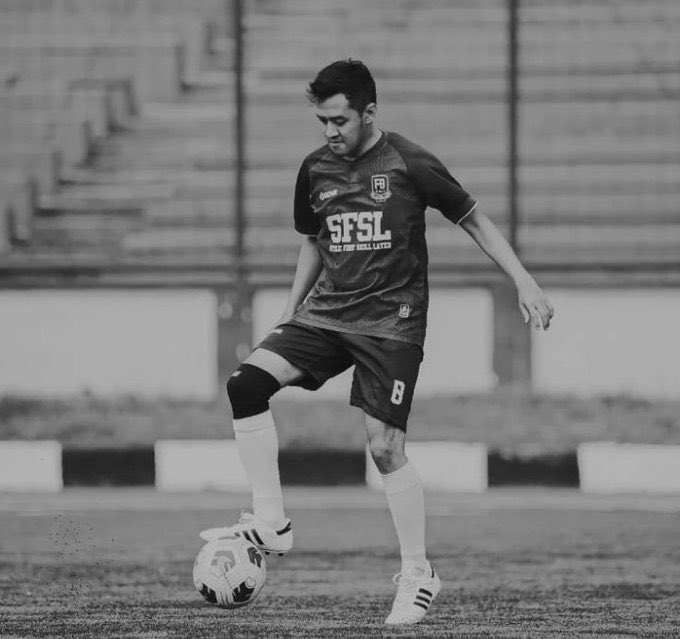 Cbet_latam's tweet photo. Tragedia en el fútbol amateur de Indonesia

Septian Raharja fallece tras ser impactado por un rayo en pleno partido

Un recordatorio de la fuerza de la naturaleza😞 ⚡

#Raharja #Indonesia #SeptianRaharja #Lightning https://t.co/qtA4NDkOed