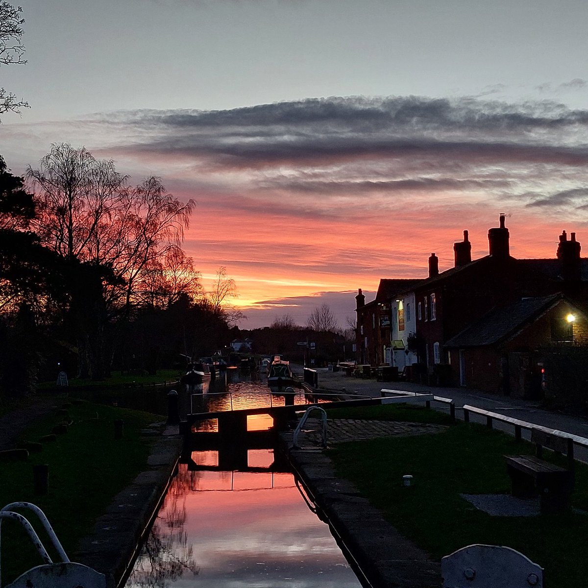 FloatMyBoat__'s tweet photo. This evening's sunset over Fradley Junction π
#narrowboatliving #canallife #narrowboatlife #floatmyboat #trentandmerseycanal #LifesBetterByWater #fradleyjunction #boatsthattweet #boatsofinstagram #sunset #sunsetphotography #sunset_pics #sunsetsky https://t.co/KgM96lcztn