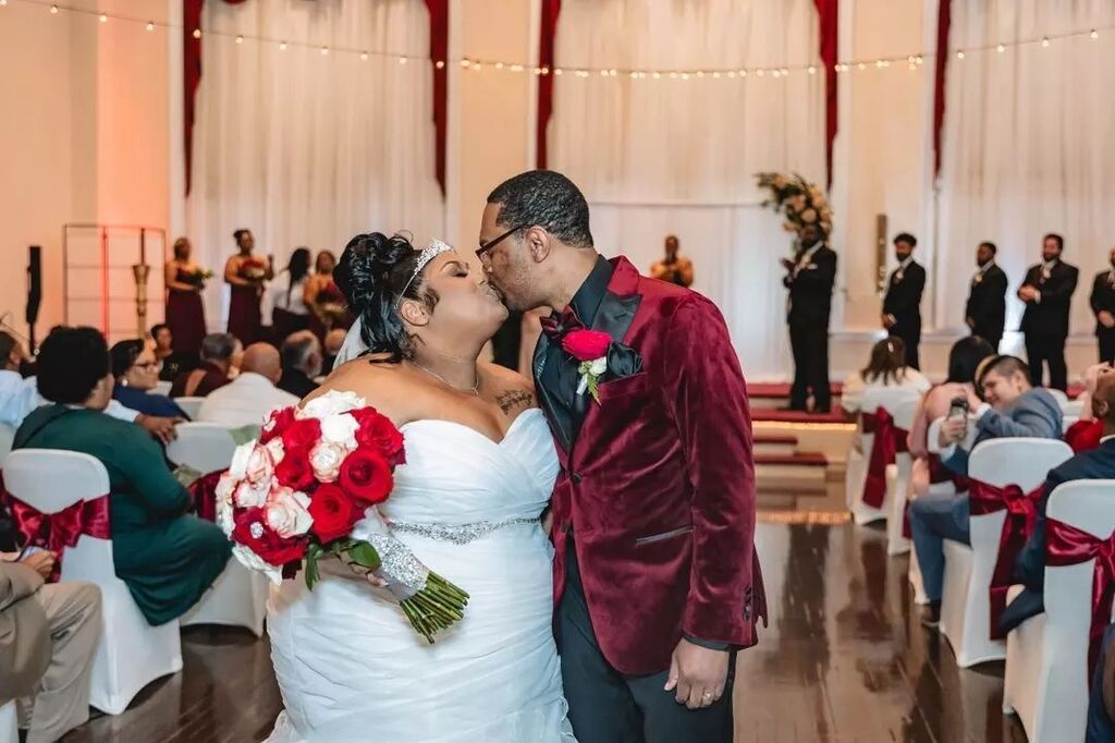 The 'We Just Got Married' Kiss💋

📷: @timelesspv

#justmarried #kiss #smooch #walkingdowntheaisle #husbandandwife #ohwowyes #beautiful #brideandgroom #ballroomwedding #ballroomreception #eventvenue #renaissancerva #flashesofdelight instagr.am/p/C3QYZybS0TK/