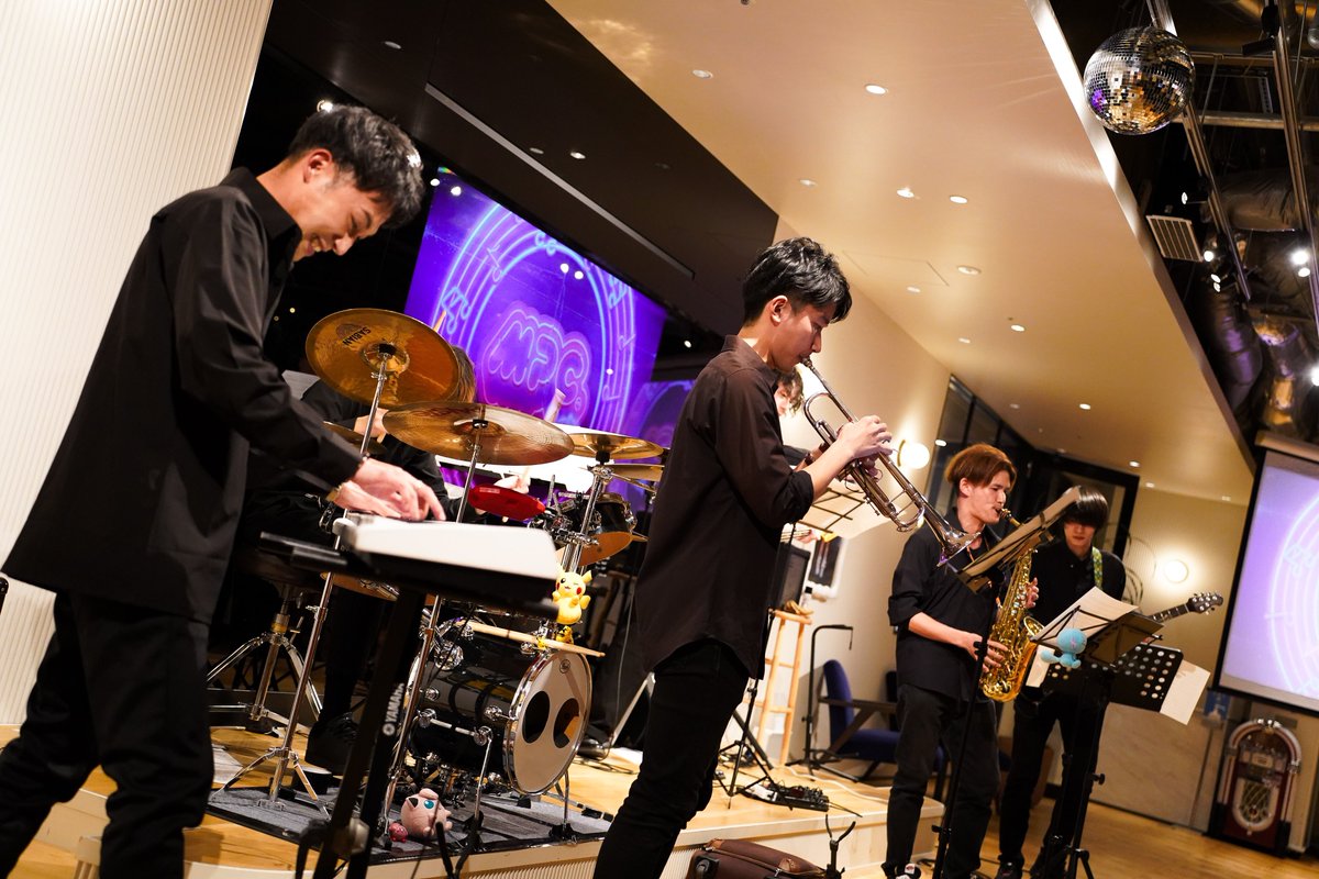 goodmoimoi's tweet photo. 🎵MPC BAR vol.02　~RED NOTE~
参加させていただきましたっ！
大好きなゲーム音楽の演奏をたっぷり聴くことができて最高でした🐙🦑
今回初めて演奏中の写真を撮らせて頂きましたが、どこを切り取っても絵になる…！
運営の皆様、遊んでくれた方々ありがとうございました！！！
#MPCポケカ https://t.co/ntxzUUmC3D