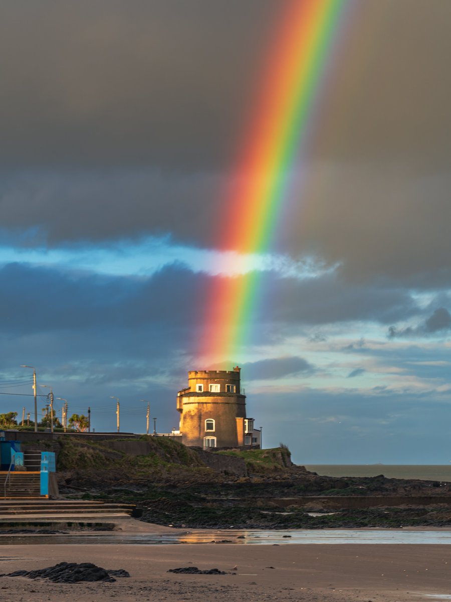 sryanbruenphoto's tweet image. The end of a rainbow lined up with Portmarnock martello tower this evening 🌈