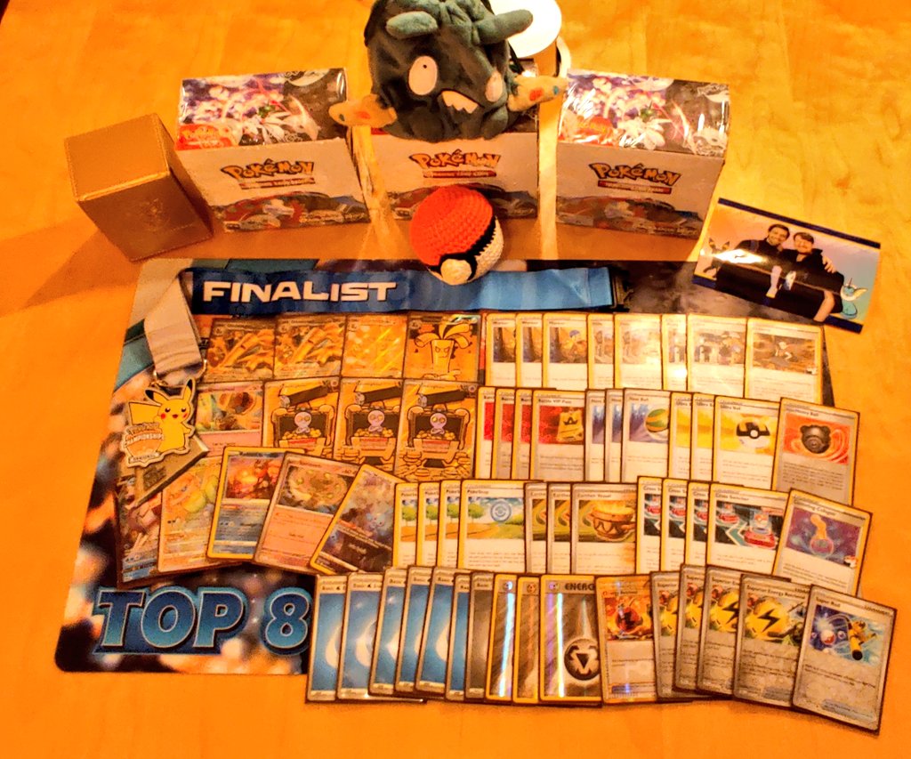 Everything still feels so unreal...
The funny coinman got me 2nd place at Dortmund!
Thank you EVERYONE for all the support. ❤️

A special shoutout to my special someone for everything ❤️ And ofc to <a href="/BlossBlorrenTCG/">Ross Warren</a> for borrowing his 60 cards. 😎

+7.000,-
+160 CP (536/500 🥹🎉🌴)