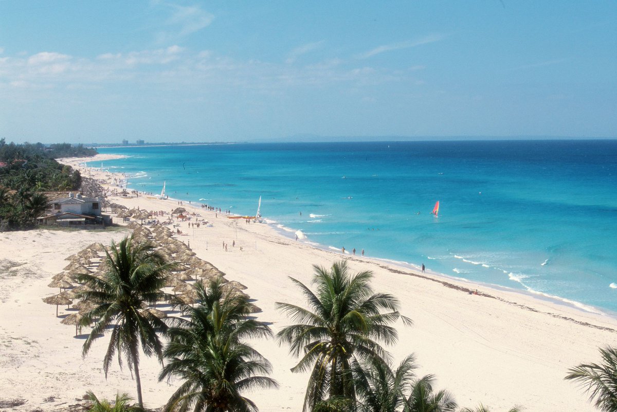 🏝🌴La arena blanca y fina de Varadero es simplemente espectacular. Es suave al tacto y se extiende a lo largo de más de 20 kilómetros, creando un paisaje impresionante. ☀️🌊 #Cuba #CubaUnica  👉 cuba.travel cuba.travel gaviotahotels.com