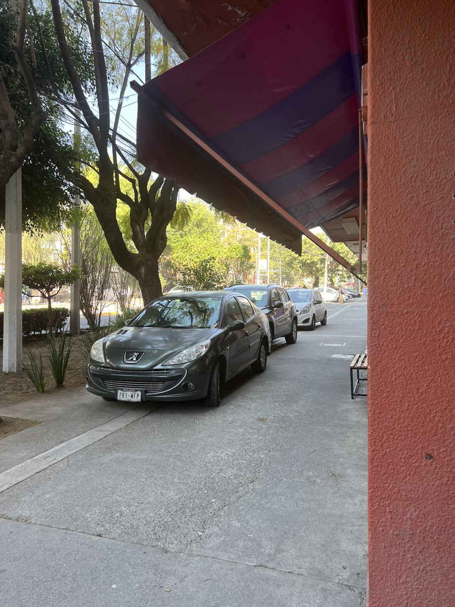 Cz1Panda's tweet photo. @OVIALCDMX @BlindarBJ @BJAlcaldia @AccionesBJ Estos autos ya hicieron costumbre de estacionarse sobre la banqueta de Av Cuauhtémoc 700 al 704. A ver si ya los multan, TODOS LOS DÍAS están ahí desde las 10:00 hasta las 17:00 en promedio. https://t.co/m1W8MC6RLo