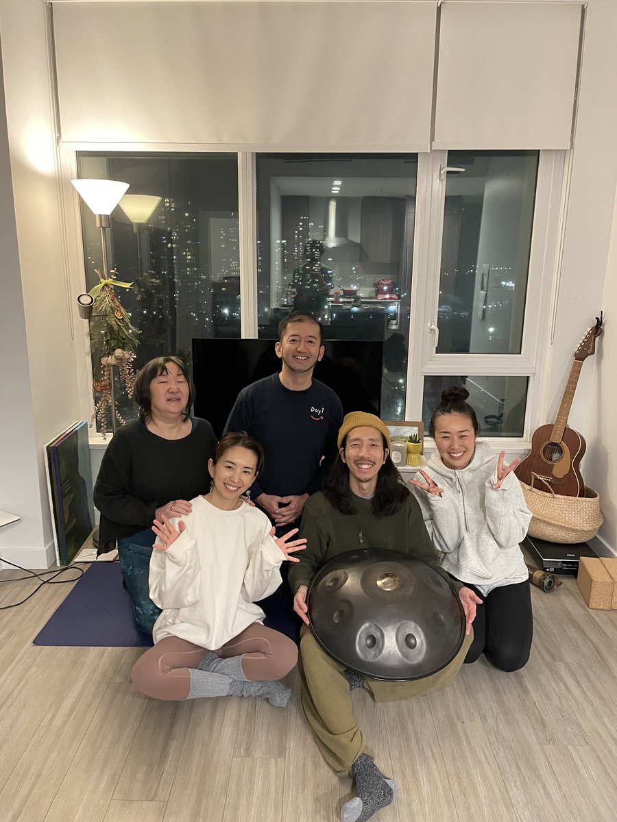 昨夜は新月カカオヨガでした🌚✨
カカオとヨガを通してみんなと楽しい時間を過ごせました！最後におはぎも出て和菓子の安心感にどっぷりと浸りました。
金曜、土曜と2日連続で深夜まで演奏があって、疲れてるけど感覚は昂ってる変な状態でしたが無事にこのカカオヨガでチューニング出来ました🫶