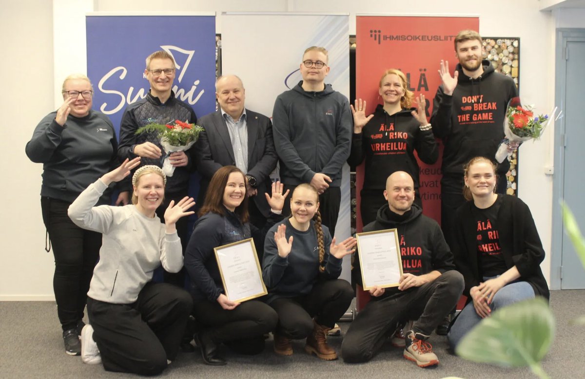 Hyvää Viittomakielen päivää! 🤟
Suomen Kuurojen Urheiluliitto palkitsi Ihmisoikeusliiton ja Suomen Golfliiton Urheiluteko-tunnustuspalkinnolla. lisätietoja skul.org 🫶
