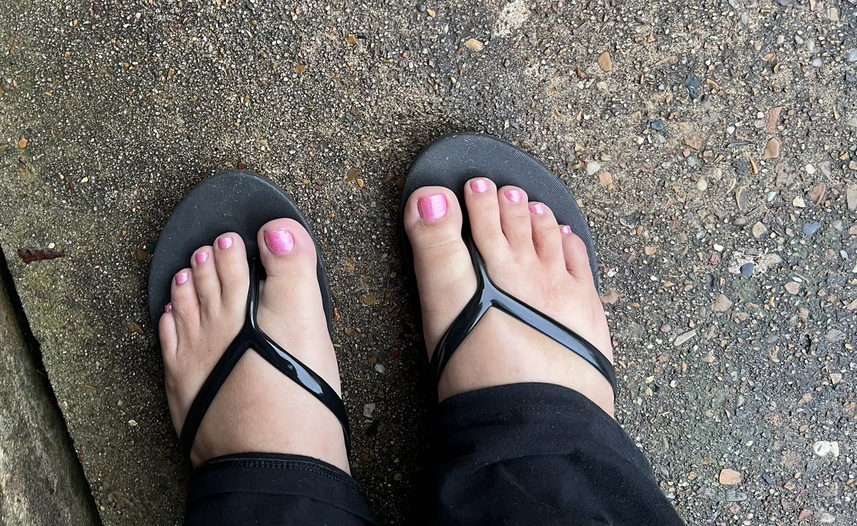 veronicarodarte's tweet photo. I don’t think my feet look to bad hmu for more �� I’m finna start selling them #feetworshi̇p #toesobsessed #toes #pedicure #prettyfeet https://t.co/mtiUMo6pDy