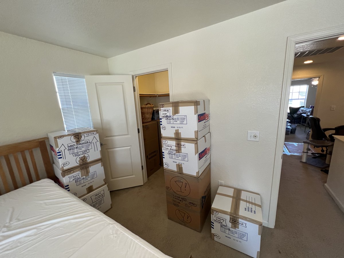 southbaymoving's tweet image. Making moves with Southbay: because who needs stress when you can have a room full of neatly packed boxes? 📦

#moving #movingcrosscountry #movingoutofstate #movingcalifornia #professionalmovers #movingusa #movements #movingplans #movinghome #movingseason #storageboxes #packing