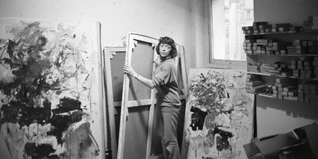 Today, we're celebrating #𝗝𝗼𝗮𝗻𝗠𝗶𝘁𝗰𝗵𝗲𝗹𝗹, who was born on this day in 1925! To inquire about works by #Mitchell, please contact info@tiroche.com _____ 📸: Joan Mitchell in her studio in October 1962. Photo: Jean Pierre Biot/Paris Match via Getty Images #modernart