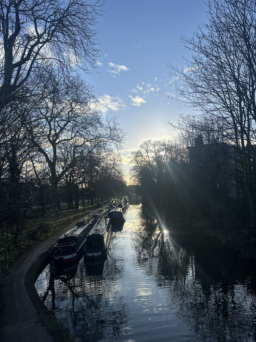romfordrunner's tweet photo. I hadn’t run to the office from Stratford for a very long time. Somehow my hip felt ok, very tight but yoga, stretching and 2 days of rest helped a lot. It was an amazing run, I am so grateful to get to run to work like that! #ukrunchat #runcommute #Stratford #canals https://t.co/oYofzLT9ib