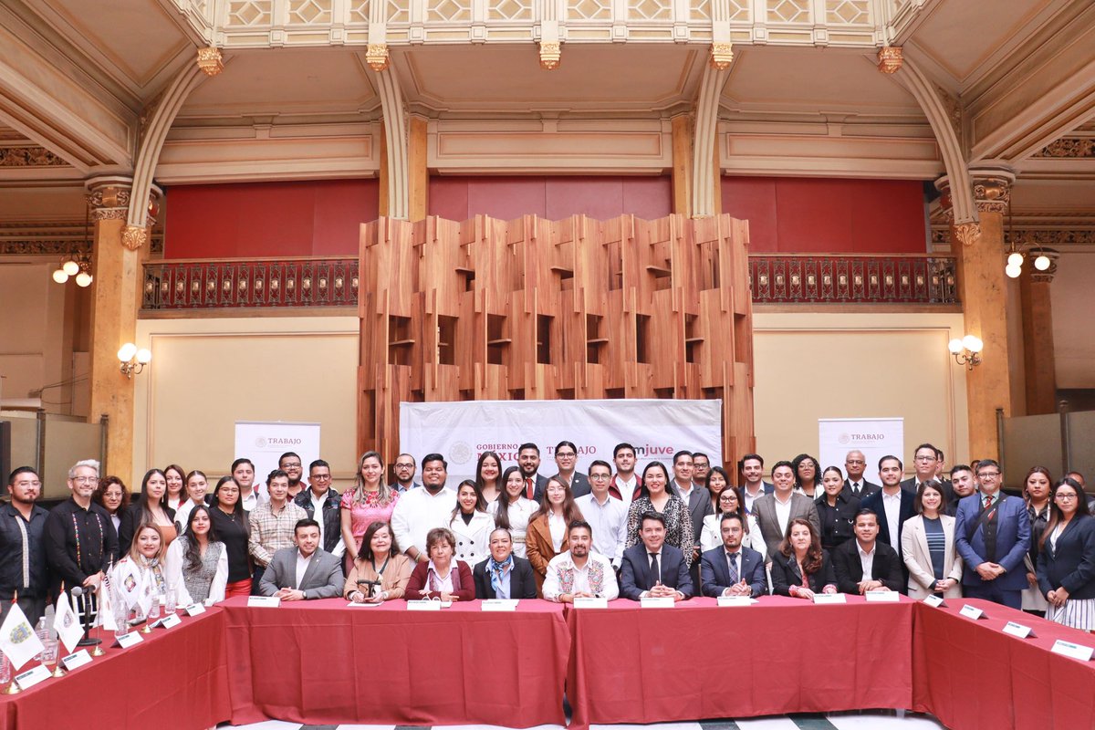 <a href="/lopezobrador_/">Andrés Manuel</a> <a href="/GuillermoSRguez/">Guillermo Santiago</a> <a href="/RocioBarcenaM/">Rocío Bárcena Molina</a> <a href="/JovConFuturo/">Jóvenes Construyendo el Futuro</a> <a href="/cultura_mx/">Secretaría de Cultura</a> <a href="/luzrosalesestev/">Luz Rosales Esteva</a> <a href="/bienestarmx/">Bienestar</a> <a href="/MRocioGP/">María del Rocío García Pérez</a> <a href="/SEGOB_mx/">Gobernación</a> Así iniciamos nuestra jornada de trabajo, para asegurar que nunca más tengamos un México sin sus juventudes. 🙌🏽