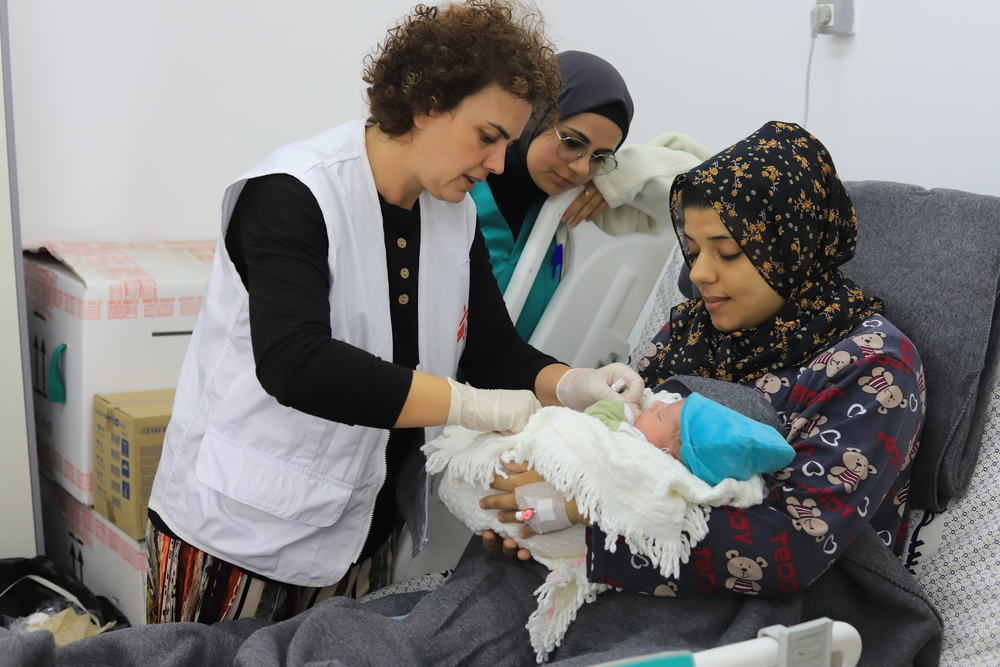🔴 Dos madres mueren cada hora en la Franja de Gaza a causa de la guerra.
 
 La guerra en Gaza no da tregua.

No entiende de población civil. No entiende de niños y niñas.

La guerra en Gaza no da tregua; tampoco hace una excepción para las futuras mamás.

Hilo [1/6]
