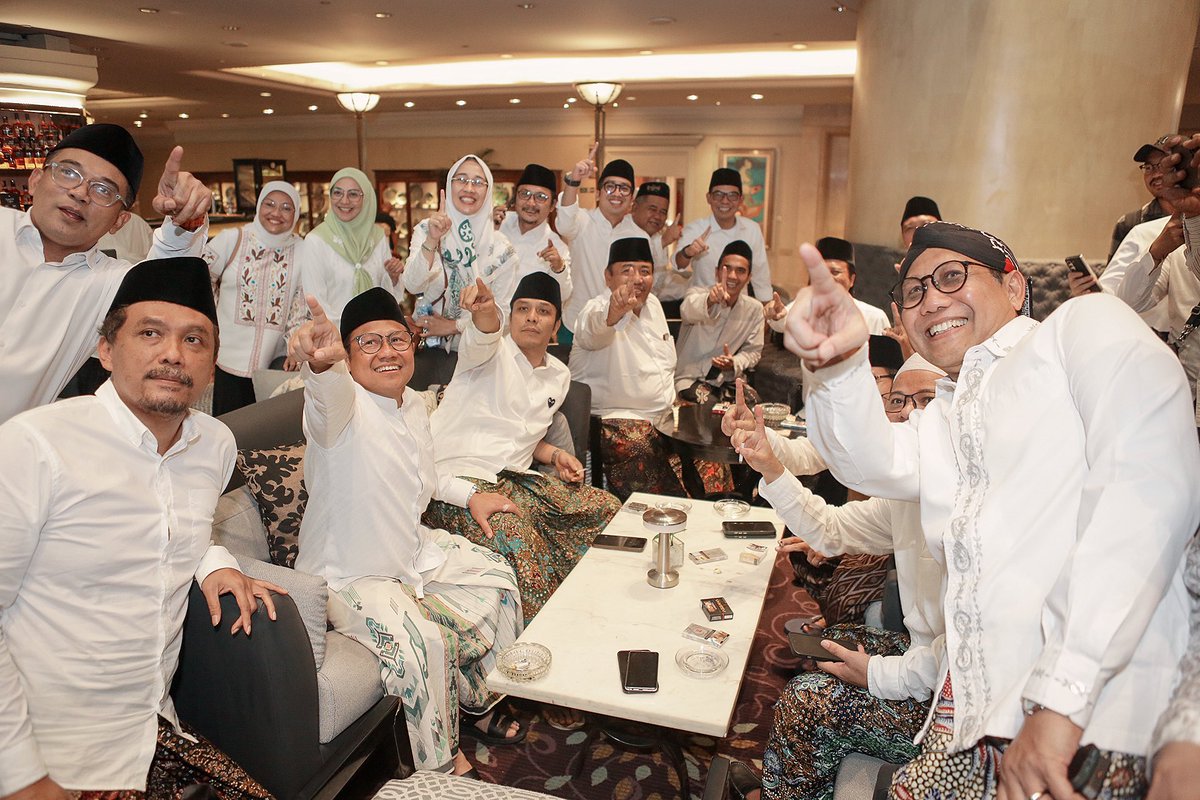 Kebahagiaan yang amat dalam hari ini saya bisa bertemu dengan Kiai Nurul Huda Jazuli, Kiai Said Aqil Siroj, Kiai Kholil Asad, Kiai Kafabihi Mahrus, Nyai Djuwariyah, Gus Kautsar, Lora Faisol, dan banyak lagi poro Kiai, Nyai dan Gawagis.