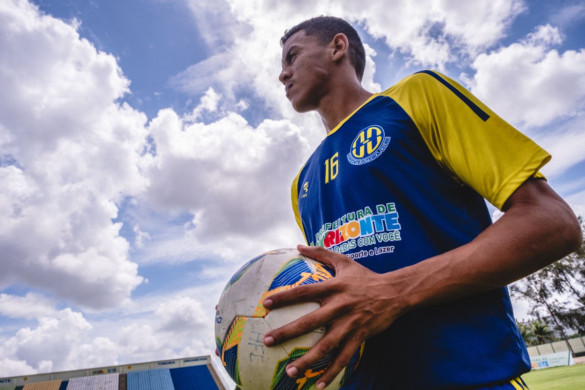 Crisneive's tweet photo. Dia de contar a história de Caio Pedro, lateral do Horizonte. Autista e surdo, o jogador de 21 anos encontrou no esporte um espaço de inclusão. Formado nas categorias de base do clube, o jovem assinou o 1º contrato como profissional este ano. Mais uma parceria c/📹📸@ThiagoGadelh https://t.co/y8dTgDd0bF