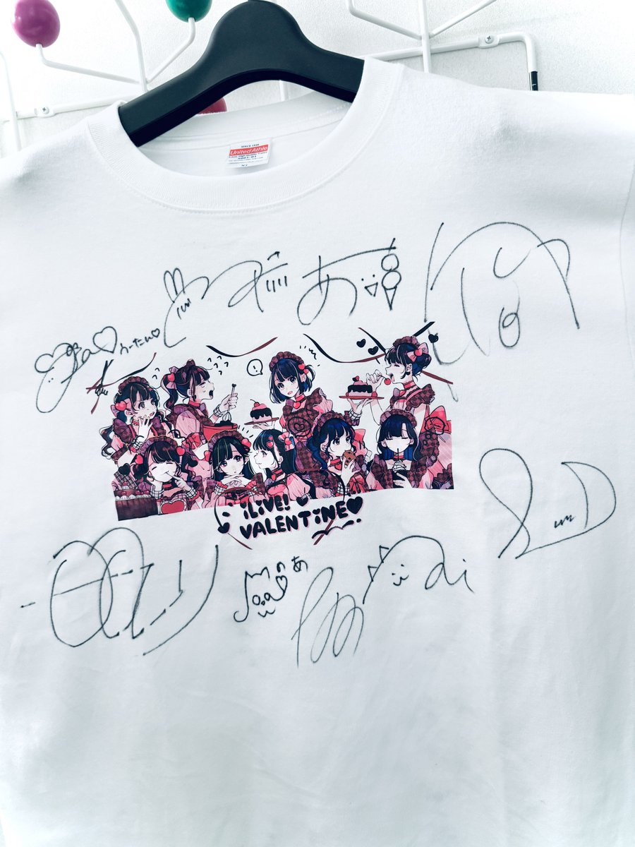 info_iLiVE's tweet photo. 【プレゼント企画】
iLiVE! バレンタインありがとうございました🍫❤︎

本日のiLiVE!バレンタイン限定サイン入りTシャツ4着をプレゼント🎁
※３着はiLiFE!メンバーのサインのみ

応募方法はこちらのツイートをRP &amp;このアカウントをフォローのみ♡

#iLiVE https://t.co/MoTa5AI5tu