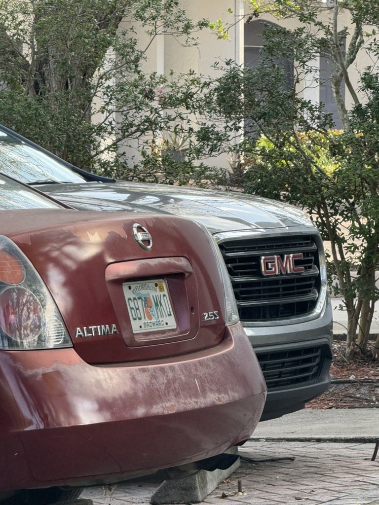 bossplayer357's tweet photo. @browardsheriff @WestonFLAlert Just called the number and no answer. I am looking at the car and the missing person. He is in the car at the 10X apartments in Weston. https://t.co/rIAELypy2E