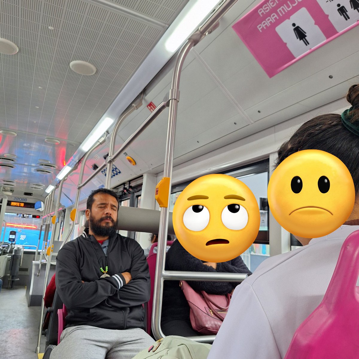 raya_sandra's tweet photo. El vato que seguro dijo: "me vale" al ENORME anuncio  en el área exclusiva . https://t.co/qVrfKM9C85