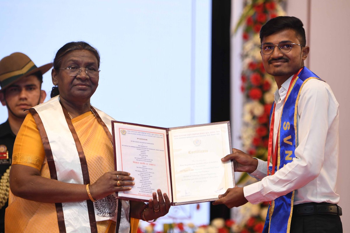 rashtrapatibhvn's tweet photo. President Droupadi Murmu graced the 20th convocation of Sardar Vallabhbhai National Institute of Technology, Surat.  The President told students that they should think beyond their own job and career, and use their knowledge, alumni networks and technical skills to create new businesses and employment opportunities.
https://t.co/727iI1NYyu