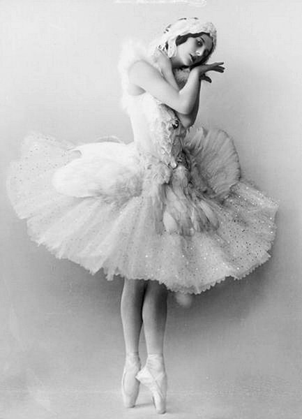 Anna Pavlova was born this day in 1881. When Fokine made The Dying Swan for her in 1905, it only took a 1/2 hour. With his image of a swan gliding on a lake, her quality of frailty, &amp; the sad music by Saint-Saëns, the piece almost made itself. #DanceHistory @DanceStudies #Fokine