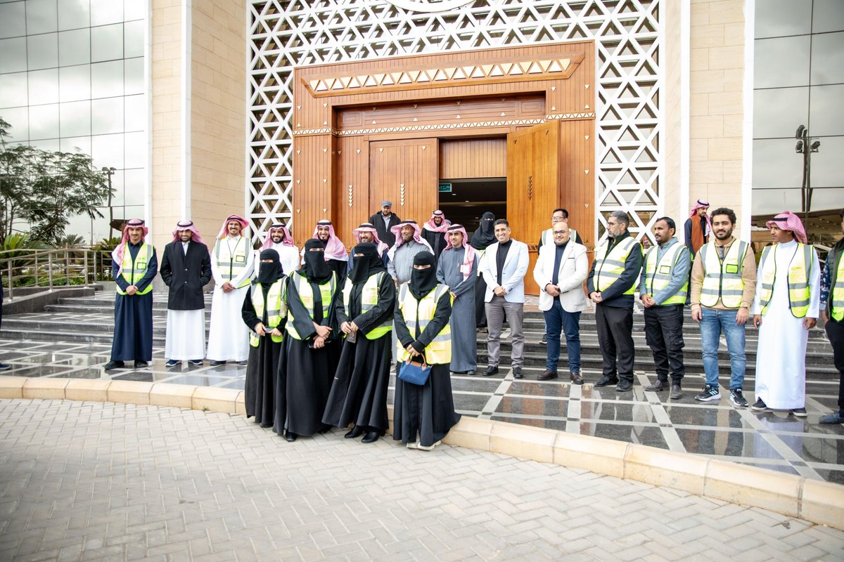 Qassimmun's tweet photo. دشن أمين منطقة #القصيم م.محمد بن مبارك المجلي معدات تقنية جديدة لـ #أمانة_منطقة_القصيم تخص الطرق بمدينة #بريدة ، والتي من شأنها المساهمة في فحص حالة وعناصر الطرق ومعرفة مدى جودتها والخلل الموجود فيها، حيث تختص هذه المعدات بمسح وتقييم الطرق . https://t.co/zQzn4ZbBjD