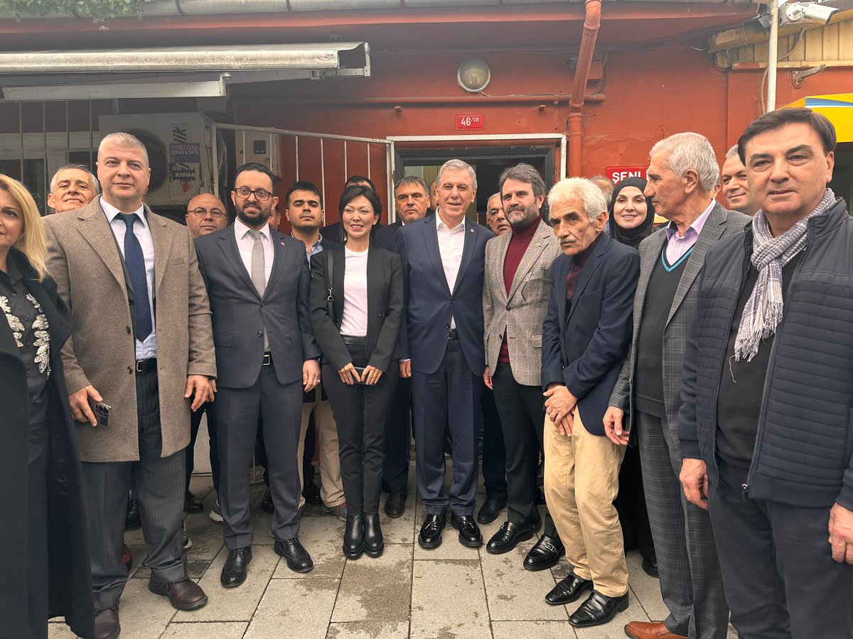 Şenlikköy Mahalle Muhtarımız Savaş Göktaş’ın misafiri olduk bugün.

15 mahallemizin birini diğerinden ayırmadan çalışıyor; her birinin sorunlarına yönelik çözüm projelerimizi şimdiden hazırlıyoruz. 

Az kaldı Bakırköy⏳