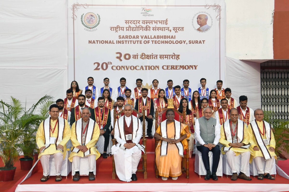 rashtrapatibhvn's tweet photo. President Droupadi Murmu graced the 20th convocation of Sardar Vallabhbhai National Institute of Technology, Surat.  The President told students that they should think beyond their own job and career, and use their knowledge, alumni networks and technical skills to create new businesses and employment opportunities.
https://t.co/727iI1NYyu