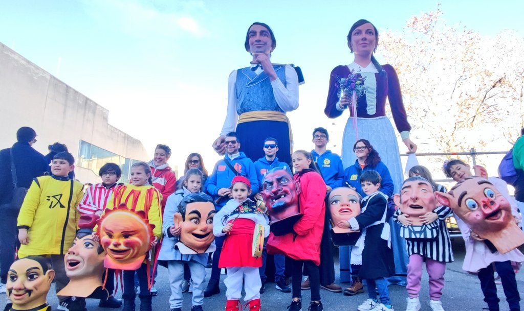 grallersMACANA's tweet image. Cercavila d'anada i sortida de l'Ofici de Santa Eulàlia de les Roquetes. 
#grallers #capgrossos 🍎 #SomLaMaçana #Viufontrubi