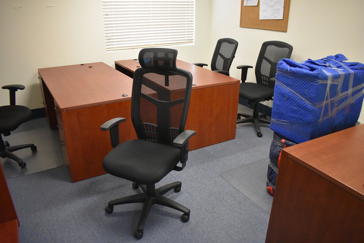 Moving your office? Top Notch Movers offers comprehensive commercial moving solutions. From packing and transportation to furniture installation, we handle every aspect of your business relocation. 🏢🚛 #OfficeRelocation #TopNotchMovers