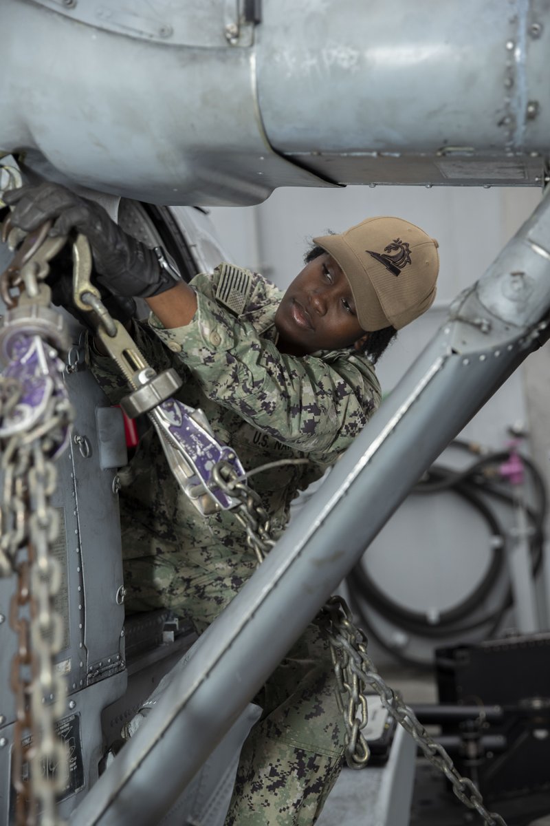 #MaintenanceMonday #Sailors aboard @CVN_72 conduct routine maintenance on aircraft to ensure they are ready and stay ready, whether forward deployed around the world or in homeport. 📸: MC2 Victoria Armstrong | #USSAbrahamLincoln | #CVN72